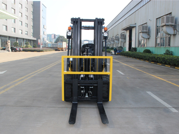 Correct forklift operation process