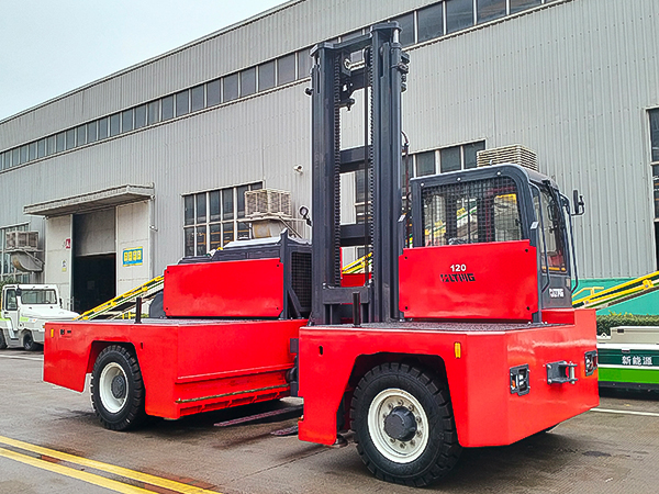 The world's largest tonnage side forklift was exported to Oman