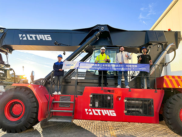 Усиление портового строительства: Техническая команда LTMG помогает в сборке ричстакеров в Азербайджане